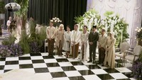 Tidak ketinggalan Presiden Joko Widodo dan Iriana foto bersama dengan pengantin. Di dampingi juga oleh Reza Artamevia, Mudjie Massaid, Lenggogeni Faruk, dan Anofial Asmid Halilintar. Foto: dok. Channel YouTube Thariq Halilintar