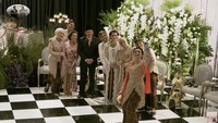 Istri Bambang Soesatyo, Dewi, mengajak selfie pengantin bersama dengan orang tua mempelai. Suasana terasa hangat dan sangat membaur. Foto: dok. Channel YouTube Thariq Halilintar