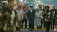 Atta halilintar dan Aurel Hermansyah mendampingi Presiden Joko Widodo dan Iriana memasuki area ballroom akad nikah Thariq Halilintar dan Aaliyah Massaid di Raffles Hotel, Jakarta Selatan, Jumat (26/7/2024). Foto: dok. Channel YouTube Thariq Halilintar