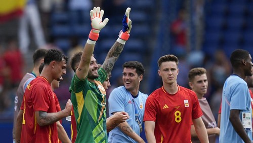 Spains goalkeeper Arnau Tenas reacts with teammates following their mens group C match against Uzbekistan at the Parc des Princes during the 2024 Summer Olympics, Wednesday, July 24, 2024, in Paris, France. (AP Photo/Rebecca Blackwell)
