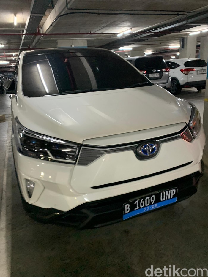 Toyota Innova Listrik terlihat di area parkir ICE BSD tempat digelarnya GIIAS 2024