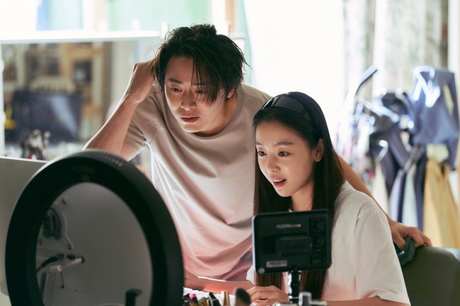 Seperti yang terlihat dalam trailer Pilot, Jo Jung Suk didandani layaknya wanita oleh adik perempuannya yang aktif sebagai konten kreator ASMR beauty di YouTube. Foto: Lotte Cultureworks