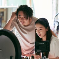 Seperti yang terlihat dalam trailer Pilot, Jo Jung Suk didandani layaknya wanita oleh adik perempuannya yang aktif sebagai konten kreator ASMR beauty di YouTube. Foto: Lotte Cultureworks