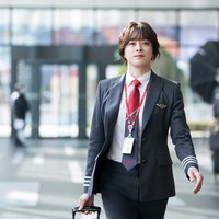 Bintang drama Korea Hospital Playlist, Jo Jung Suk berani tampil beda dalam film terbarunya. Sang aktor bertransformasi jadi seorang pilot wanita dan bergaya feminin. Foto: Lotte Cultureworks