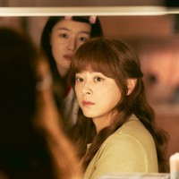 Masalah seolah datang bertubi-tubi dalam kehidupan Jo Jung Suk di film Pilot. Tak hanya dipecat dari pekerjaannya sebagai pilot, Han Jung Woo juga diceraikan istrinya. Foto: Lotte Cultureworks