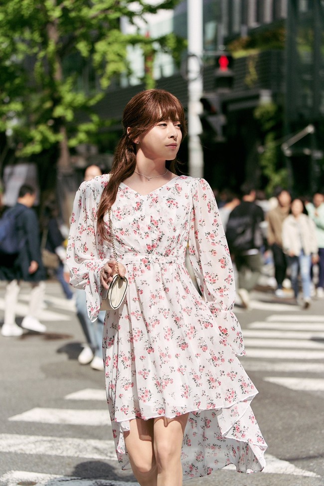 Untuk mendapatkan pekerjaan baru sebagai pilot, Jo Jung Suk menyamar menjadi seorang wanita, menggunakan identitas adik perempuannya, Han Jung Mi, yang diperankan oleh aktris Han Sun Hwa. Foto: Lotte Cultureworks