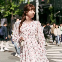 Untuk mendapatkan pekerjaan baru sebagai pilot, Jo Jung Suk menyamar menjadi seorang wanita, menggunakan identitas adik perempuannya, Han Jung Mi, yang diperankan oleh aktris Han Sun Hwa. Foto: Lotte Cultureworks