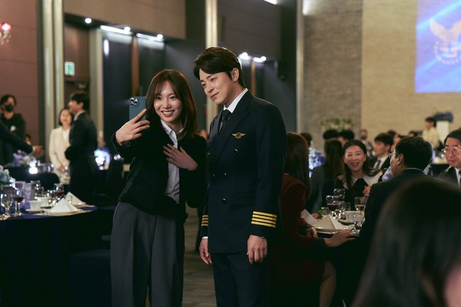 Film bergenre komedi Pilot akan mengikuti kisah Jo Jung Suk sebagai pilot senior bernama Han Jung Woo. Semula jadi pusat perhatian, Han Jung Woo tiba-tiba dipecat dari pekerjaannya dan nekat menyamar jadi wanita agar kembali jadi pilot. Foto: Lotte Cultureworks