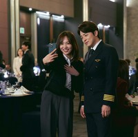 Film bergenre komedi Pilot akan mengikuti kisah Jo Jung Suk sebagai pilot senior bernama Han Jung Woo. Semula jadi pusat perhatian, Han Jung Woo tiba-tiba dipecat dari pekerjaannya dan nekat menyamar jadi wanita agar kembali jadi pilot. Foto: Lotte Cultureworks
