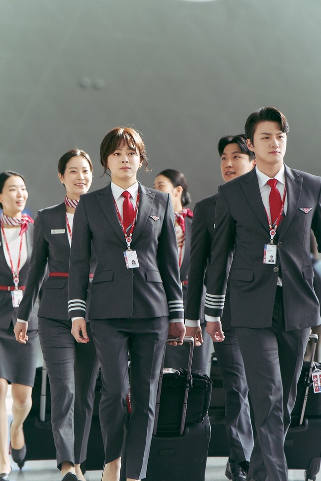 Karakter Jo Jung Suk akhirnya menjalani dua kehidupan berbeda sambil mencoba menyembunyikan identitas asli sebagai pria. Foto: Lotte Cultureworks