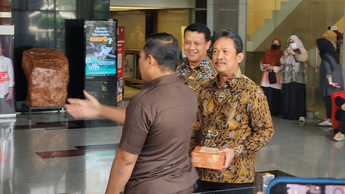 Menteri Kelautan dan Perikanan, Sakti Wahyu Trenggono, telah selesai diperiksa KPK sebagai saksi, Jumat (26/7/2024). Trenggono meninggalkan gedung KPK setelah pemeriksaan selama kurang lebih 2 jam.
