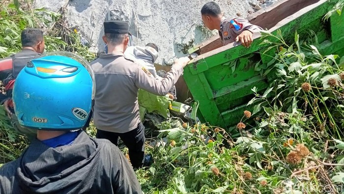 Truk masuk jurang di Nagreg, Kabupaten Bandung.