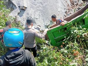 Truk Muatan Pasir Terperosok ke Jurang di Nagreg, Sopir Tewas