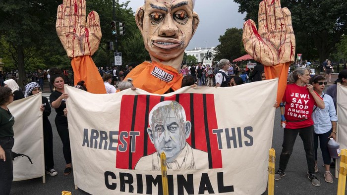 Tumpahan 'Darah' Iringi Pertemuan Biden dan Netanyahu Demonstrators protest the visit of Israeli Prime Minister Benjamin Netanyahu to the White House during a rally, Thursday, July 25, 2024, in Washington. (AP Photo/Jose Luis Magana)