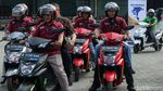 Tekan Emisi, Para Pekerja Ini Dibekali Motor Listrik
