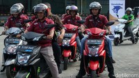 Garudafood menargetkan pengadaan hingga 500 unit motor listrik di tahun 2024 sebagai kendaraan operasional salesman SNS di area Jabodetabek.  