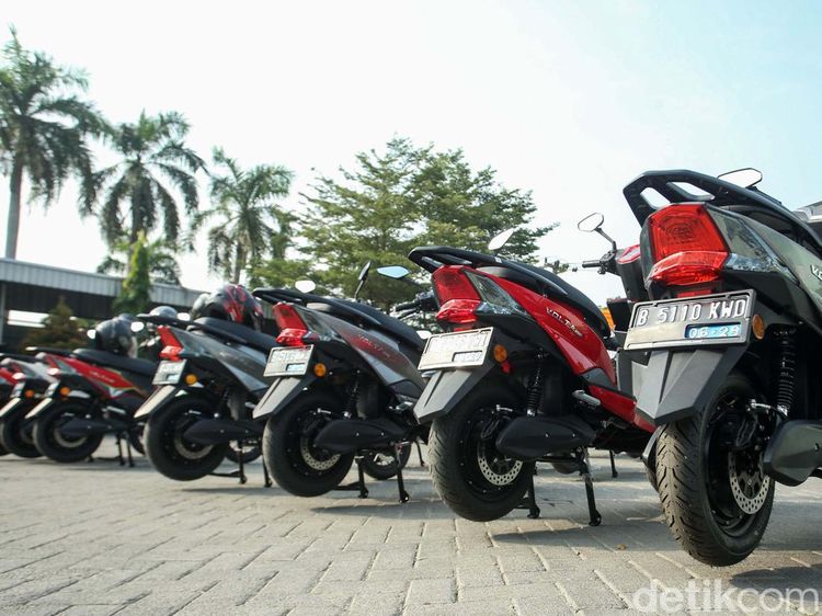 Tekan Emisi, Para Pekerja Ini Dibekali Motor Listrik