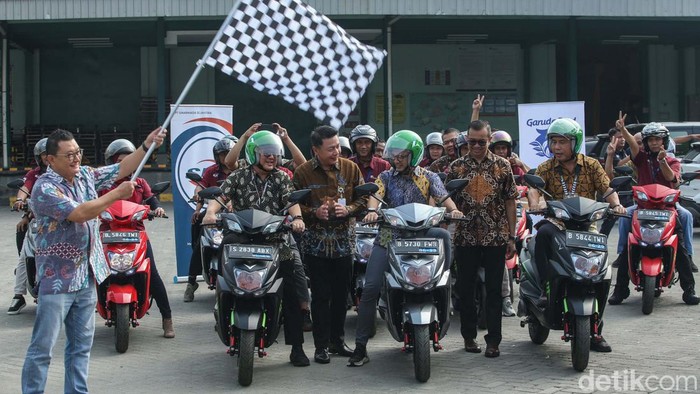 Turunkan Emisi, Ratusan Salesman Dapat Motor Listrik Sejumlah salesman menggunakan motor listrik di Kawasan Bekasi, Jumat, (26/7/2024). Penggunakan motor listrik ini untuk menekan emisi gas buang.
