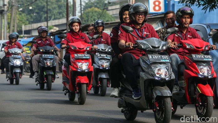 Sejumlah salesman menggunakan motor listrik di Kawasan Bekasi, Jumat, (26/7/2024). Penggunakan motor listrik ini untuk menekan emisi gas buang.