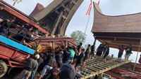 Peti mati dan Lakkian pun diarak bersama.