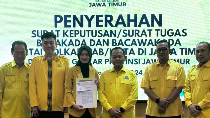 Vinanda Prameswati menerima surat tugas dari Golkar Jatim untuk maju Pilwali Kediri 2024.