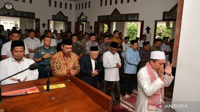 Wapres Maruf Amin melaksanakan shalat Ghaib untuk mendiang Hamzah Haz di Masjid Baiturrahman, Kompleks Kantor Sekretariat Wakil Presiden (Setwapres), Jakarta, Jumat (26/7/2024). ANTARA/HO-BPMI Setwapres