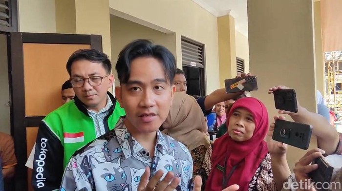 Wapres terpilih Gibran Rakabuming Raka di SDN Tugu Solo, Jumat (26/7/2024). Gibran mengecek uji coba program makan bergizi gratis.