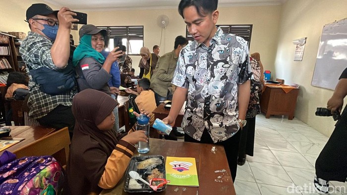 Wapres terpilih Gibran Rakabuming Raka meninjau makan bergizi gratis di SDN Tugu Solo, Jumat (26/7/2024).