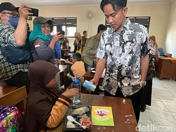 Wapres terpilih Gibran Rakabuming Raka meninjau makan bergizi gratis di SDN Tugu Solo, Jumat (26/7/2024).