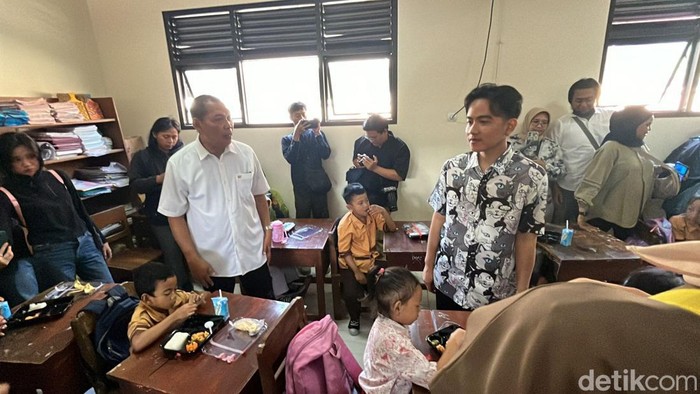 Wapres terpilih Gibran Rakabuming Raka meninjau makan bergizi gratis di SDN Tugu Solo, Jumat (26/7/2024).