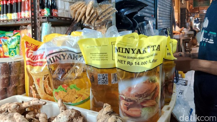 Warga membeli Minyakita di Pasar Atas Cimahi