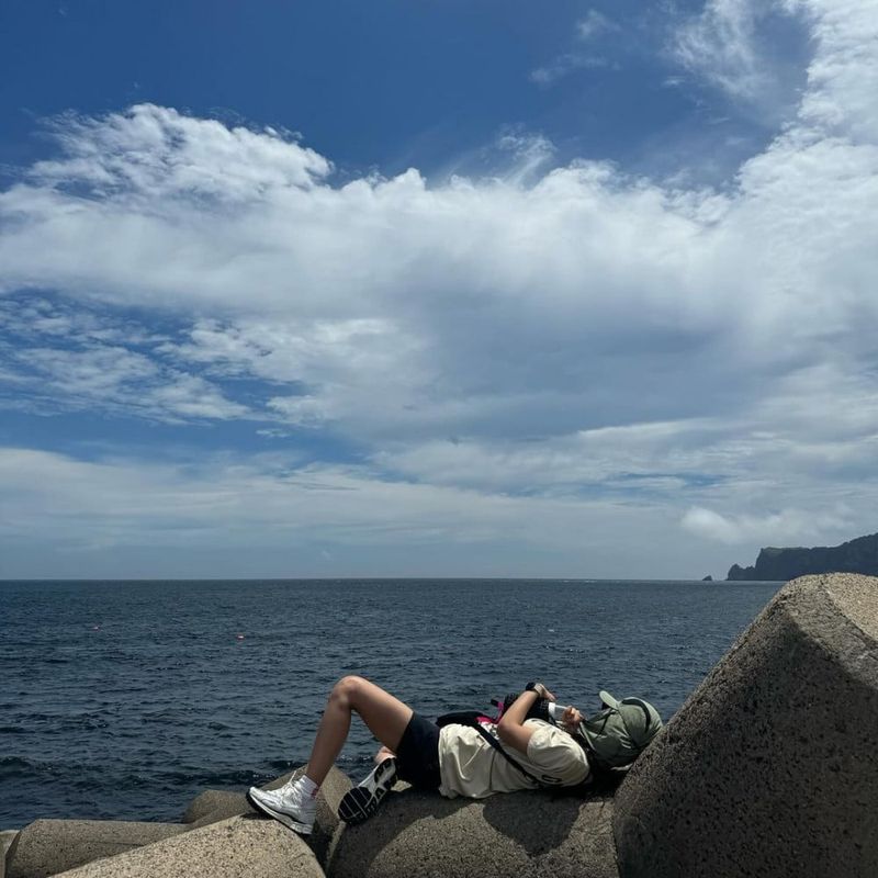Yuri SNSD Tuai Kecaman Usai Bagikan Foto Liburan, Pose di Tempat Bahaya