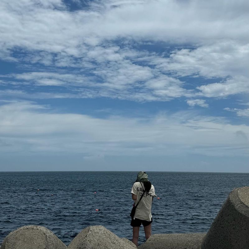 Yuri SNSD Tuai Kecaman Usai Bagikan Foto Liburan, Pose di Tempat Bahaya