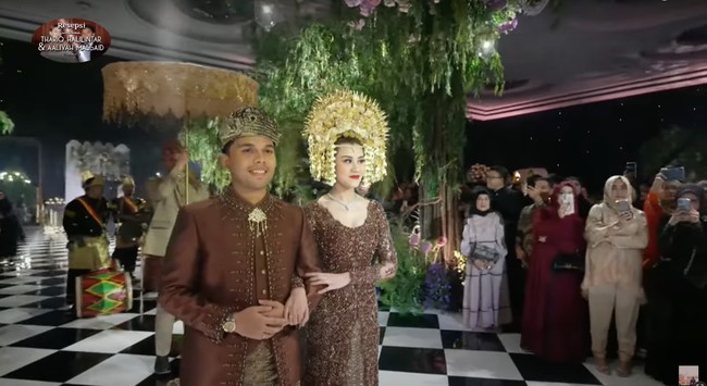 Mengusung adat Minang, Thariq dan Aaliyah kompak mengenakan busana pengantin adat berwarna coklat. Diketahui busana kedua mempelai merupakan rancangan dari Studioboh. Foto: YouTube/Thariq Halilintar