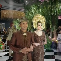 Mengusung adat Minang, Thariq dan Aaliyah kompak mengenakan busana pengantin adat berwarna coklat. Diketahui busana kedua mempelai merupakan rancangan dari Studioboh. Foto: YouTube/Thariq Halilintar