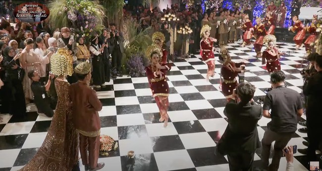 Ketika masuk Thariq dan Aaliyah disambut dengan tarian adat Minang. Para tamu undangan yang hadir pun langsung kompak mengabadikan momen tersebut. Foto: YouTube/Thariq Halilintar