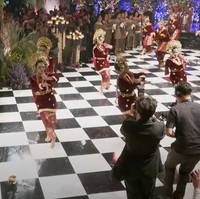 Ketika masuk Thariq dan Aaliyah disambut dengan tarian adat Minang. Para tamu undangan yang hadir pun langsung kompak mengabadikan momen tersebut. Foto: YouTube/Thariq Halilintar