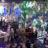 Tak kalah mencuri atensi, dekorasi di acara resepsi Thariq dan Aaliyah itu juga tampak begitu mewah bak berada di taman khayalan yang indah. Dipenuhi dengan beragam bunga dan tumbuhan hijau membuat dekorasi pernikahan tersebut terlihat hidup dan asri. Foto: YouTube/Thariq Halilintar