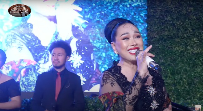 Diva tanah air, Titi DJ juga tampak hadir dan menyumbangkan suara merdunya. Ia membawakan salah satu lagunya yang berjudul Bahasa Kalbu. Foto: YouTube/Thariq Halilintar