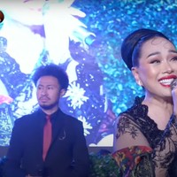 Diva tanah air, Titi DJ juga tampak hadir dan menyumbangkan suara merdunya. Ia membawakan salah satu lagunya yang berjudul Bahasa Kalbu. Foto: YouTube/Thariq Halilintar