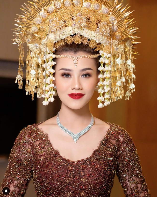 Di resepsi pernikahannya itu Aaliyah tampil cantik dengan riasan hasil tangan Marlene Hariman. Lipstik merah membuat penampilan putri kedua Reza Artamevia itu terlihat bold dan semakin menawan. Foto: Instagram/@marlenehariman