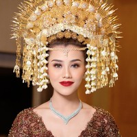 Di resepsi pernikahannya itu Aaliyah tampil cantik dengan riasan hasil tangan Marlene Hariman. Lipstik merah membuat penampilan putri kedua Reza Artamevia itu terlihat bold dan semakin menawan. Foto: Instagram/@marlenehariman