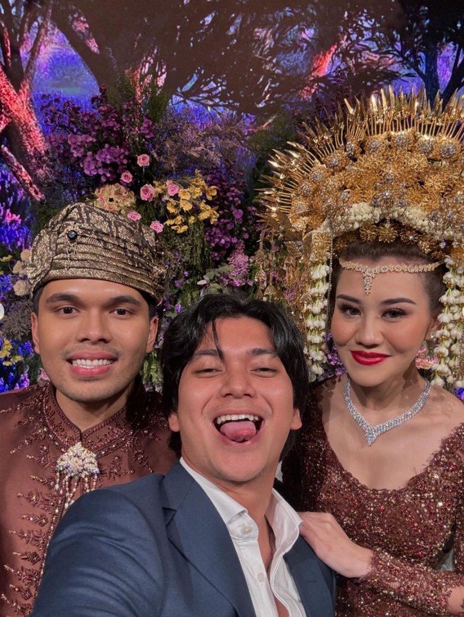 Jadi wanita Minang, Aaliyah juga mengenakan Suntiang di kepalanya. Dan untuk mempermanis tampilannya, Aaliyah mengenakan kalung berlian yang cantik. Foto: Instagram/@ajil_ditto08