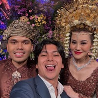 Jadi wanita Minang, Aaliyah juga mengenakan Suntiang di kepalanya. Dan untuk mempermanis tampilannya, Aaliyah mengenakan kalung berlian yang cantik. Foto: Instagram/@ajil_ditto08