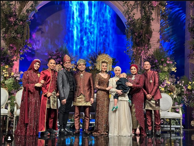 Resepsi pernikahan Thariq dan Aaliyah tampak begitu ramai dipenuhi oleh para artis dan tokoh penting. Salah satunya Raffi Ahmad yang memboyong serta keluarganya. Selain sebagai tamu undangan, Raffi juga menjadi MC di resepsi Aaliyah dan Thariq, bersama Ayu Dewi. Foto: Instagram/@raffinagita1717