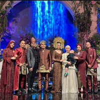 Resepsi pernikahan Thariq dan Aaliyah tampak begitu ramai dipenuhi oleh para artis dan tokoh penting. Salah satunya Raffi Ahmad yang memboyong serta keluarganya. Selain sebagai tamu undangan, Raffi juga menjadi MC di resepsi Aaliyah dan Thariq, bersama Ayu Dewi. Foto: Instagram/@raffinagita1717