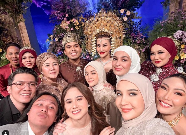 Tissa Biani, Keanu, hingga kakak-beradik, Zaskia dan Shireen Sungkar juga tampak hadir memeriahkan acara resepsi Thariq dan Aaliyah Massaid. Foto: Instagram/@shireensungkar