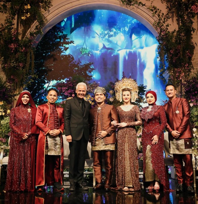 Politikus Ganjar Pranowo juga turut hadir dan berpose bersama mempelai dan keluarga. Tampak Ganjar hadir mengenakan setelan jas serba hitam. Foto: Instagram/@ganjar_pranowo