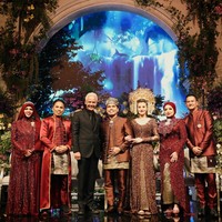 Politikus Ganjar Pranowo juga turut hadir dan berpose bersama mempelai dan keluarga. Tampak Ganjar hadir mengenakan setelan jas serba hitam. Foto: Instagram/@ganjar_pranowo