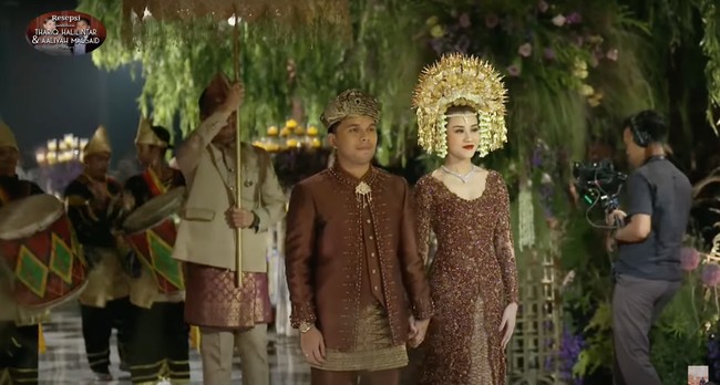 Setelah resmi menikah dan menjadi pasangan suami-istri, pada sore harinya Thariq Halilintar dan Aaliyah Massaid menggelar acara resepsi pernikahan pada Jumat (26/7/24) di Hotel Raffles, Kuningan, Jakarta Selatan. Acara resepsi pernikahannya itu disiarkan secara langsung di akun YouTube milik Thariq Halilintar. Foto: YouTube/Thariq Halilintar